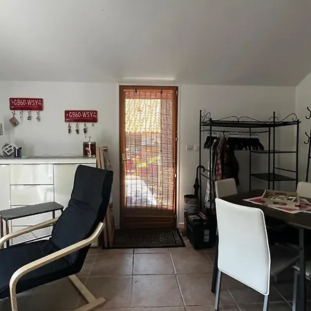 Le Cabanon Entouré De Pins
