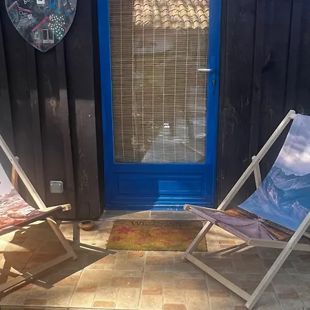 Le Cabanon Entouré De Pins